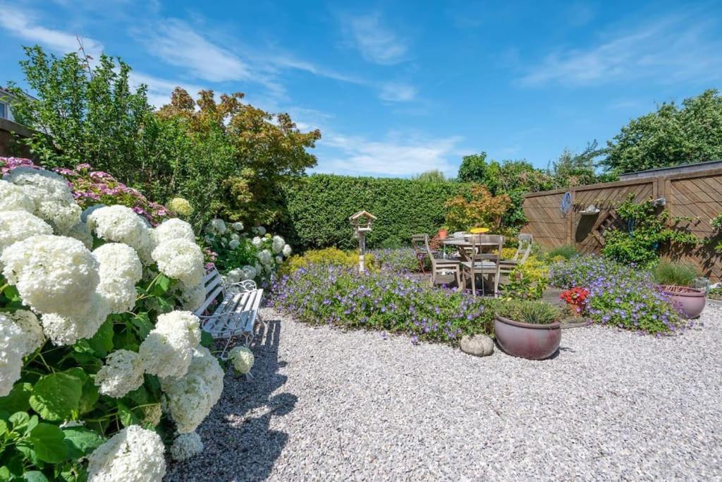 데한 Charming House With Garden 빌라 외부 사진
